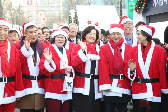 24일 서울 신촌 연세로에서 열린 '2019 몰래 산타 출정식'에서 박영선 중기부 장관(왼쪽 네번째)과 주요요 기관장들과 산타로 변신해 어린이병원을 방문해 선물을 기증하는 행사를 가졌다.  중기부 제공